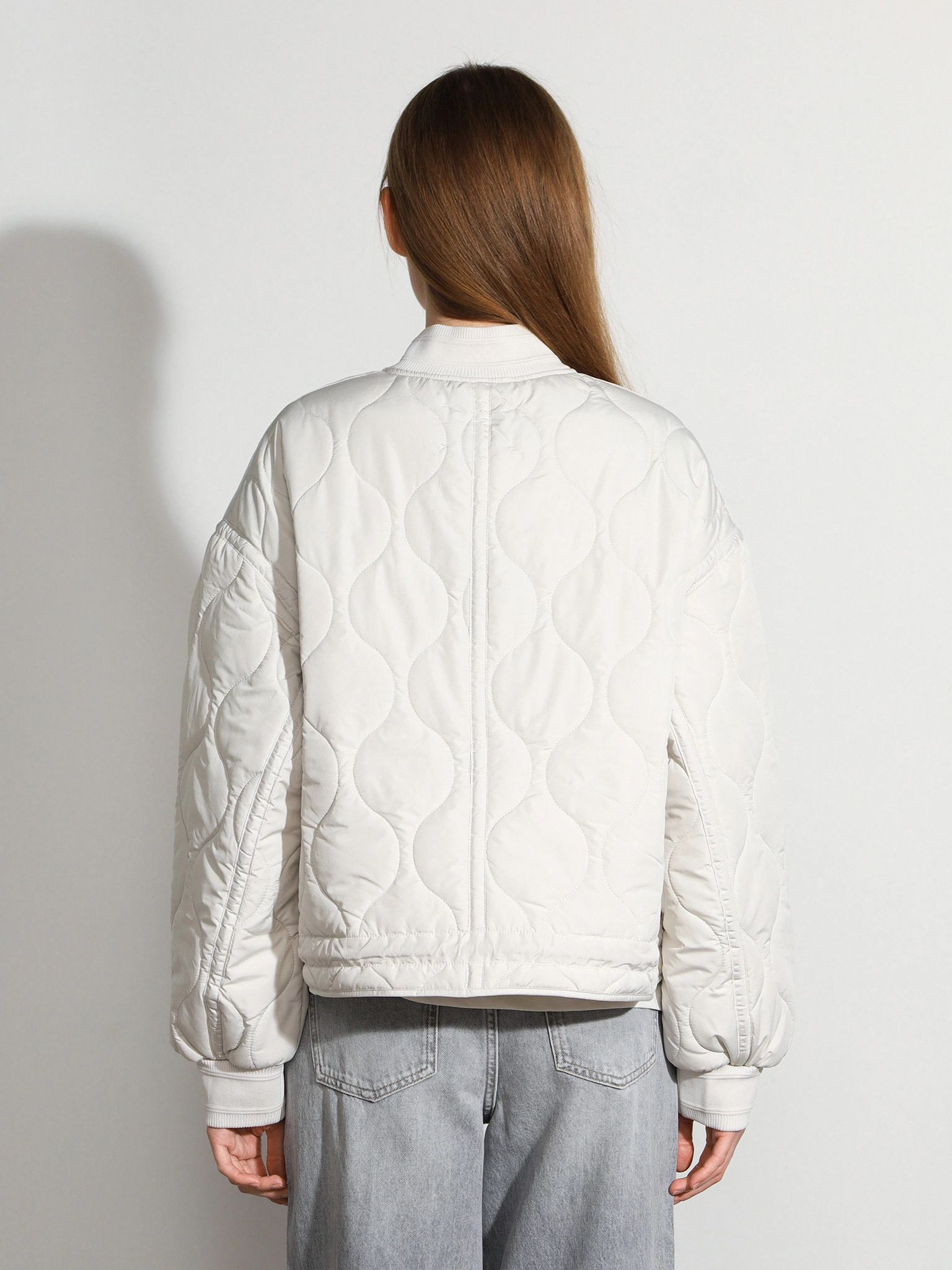 Куртка укороченная серого цвета свободного кроя